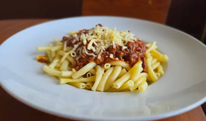 Bolognese auf unseren leckeren  Makkaroni + Käse