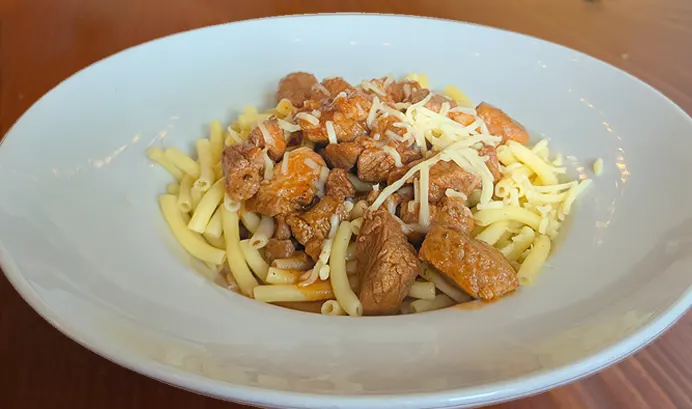 Schweinegulasch auf unseren leckeren  Makkaroni + Käse