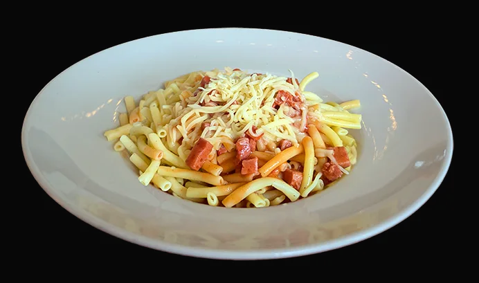 Wurstgulasch auf unseren leckeren  Makkaroni, Tomatensoße  + Käse